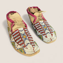 Load image into Gallery viewer, Fine Pair of Native American Moccasins