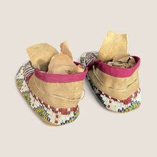 Load image into Gallery viewer, Fine Pair of Native American Moccasins