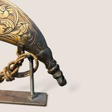 Load image into Gallery viewer, Profusely Carved 18th C Powder Horn