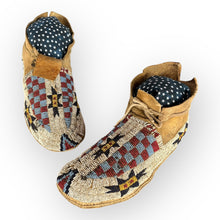 Load image into Gallery viewer, 19th C. Native American (Cheyenne) Mocassins